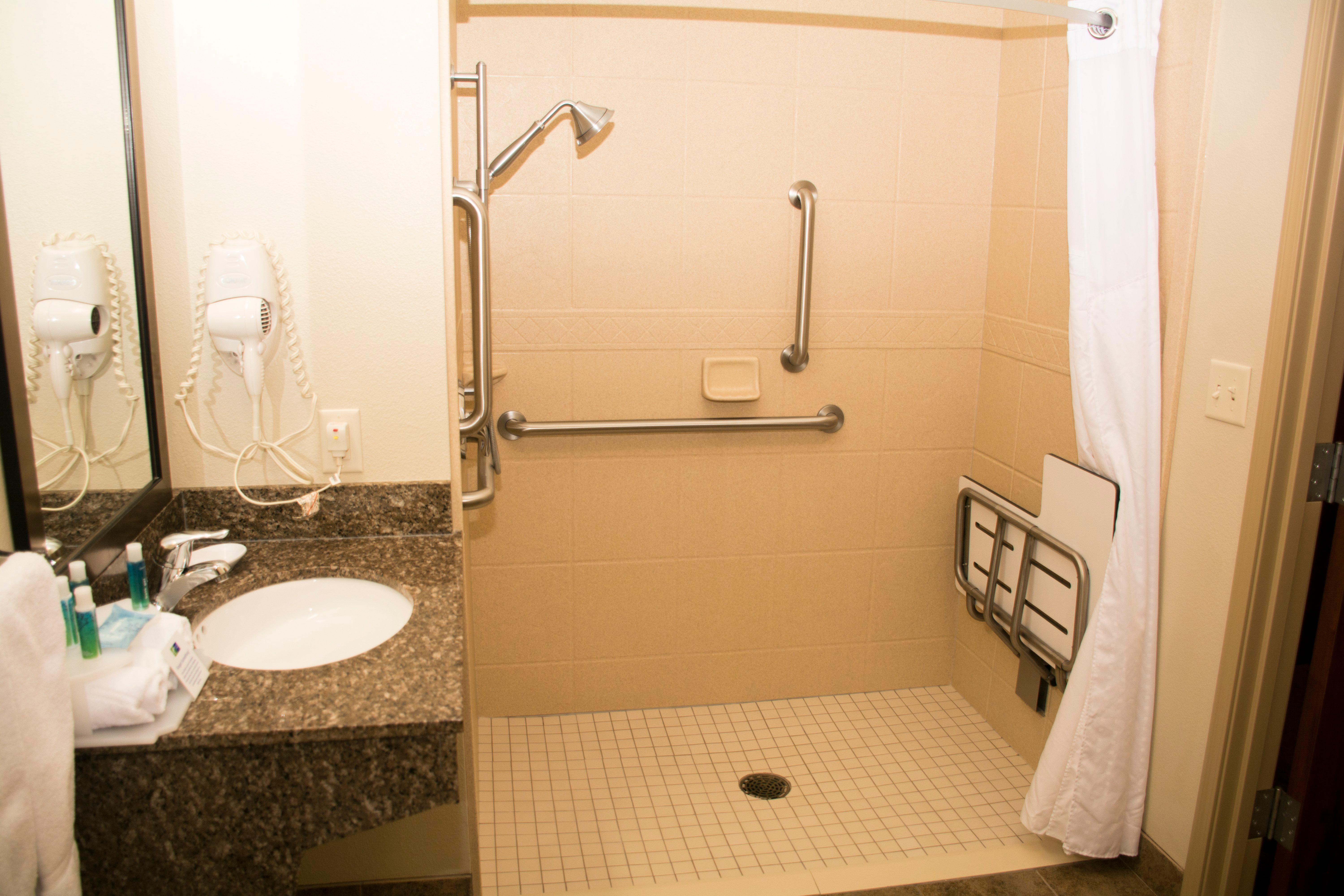 Holiday Inn Express & Suites - Mason City By Ihg Exterior photo