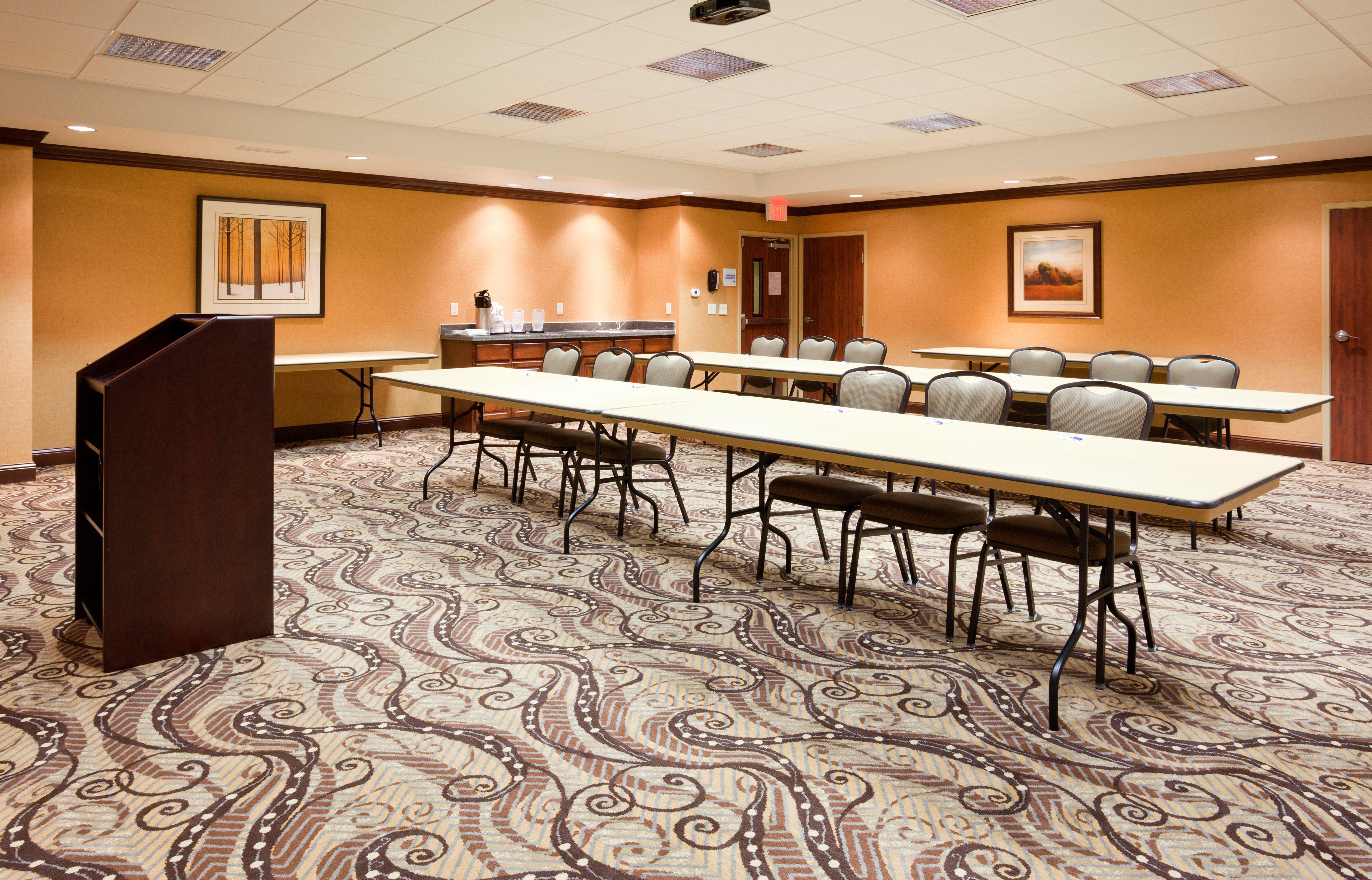 Holiday Inn Express & Suites - Mason City By Ihg Exterior photo