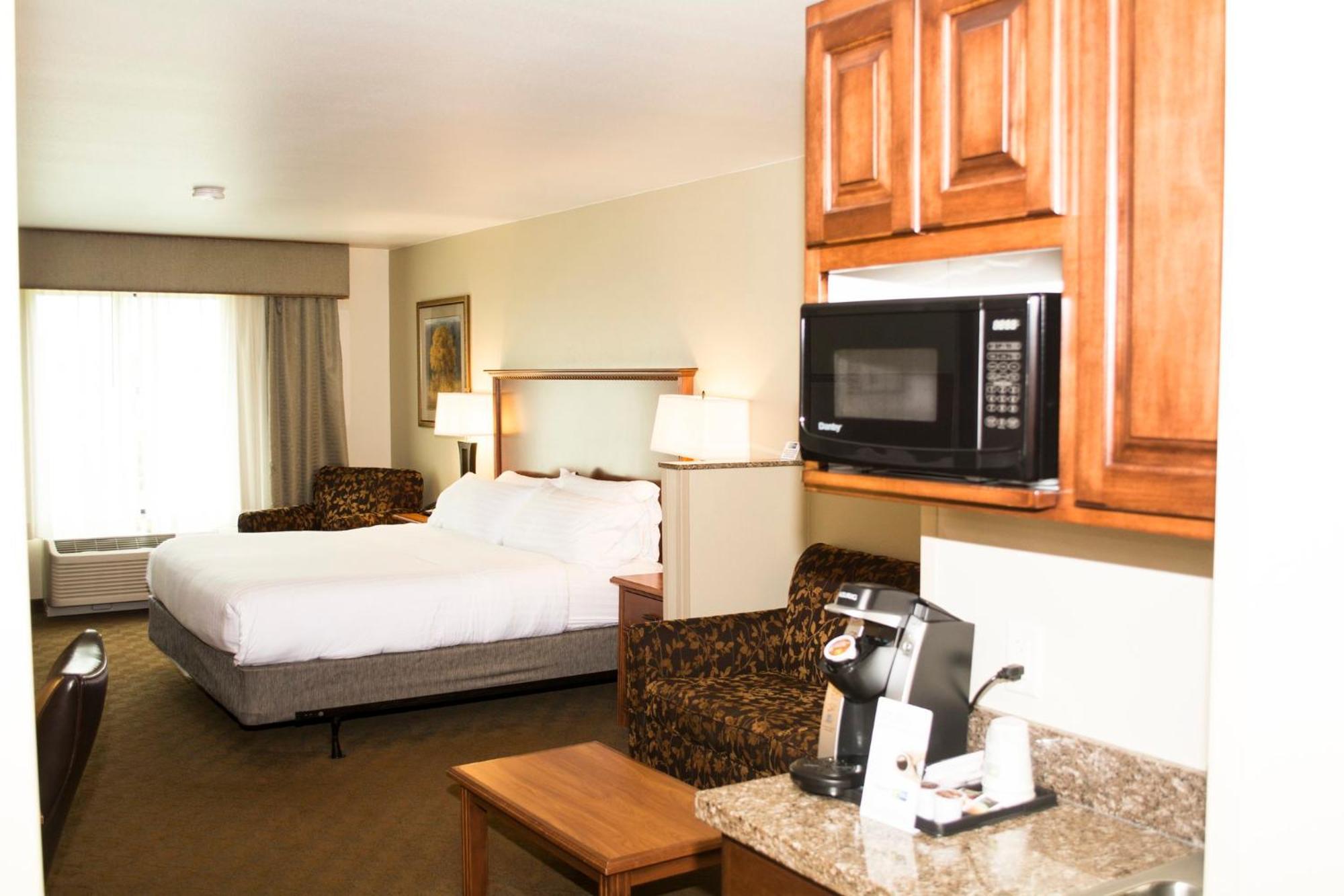 Holiday Inn Express & Suites - Mason City By Ihg Exterior photo