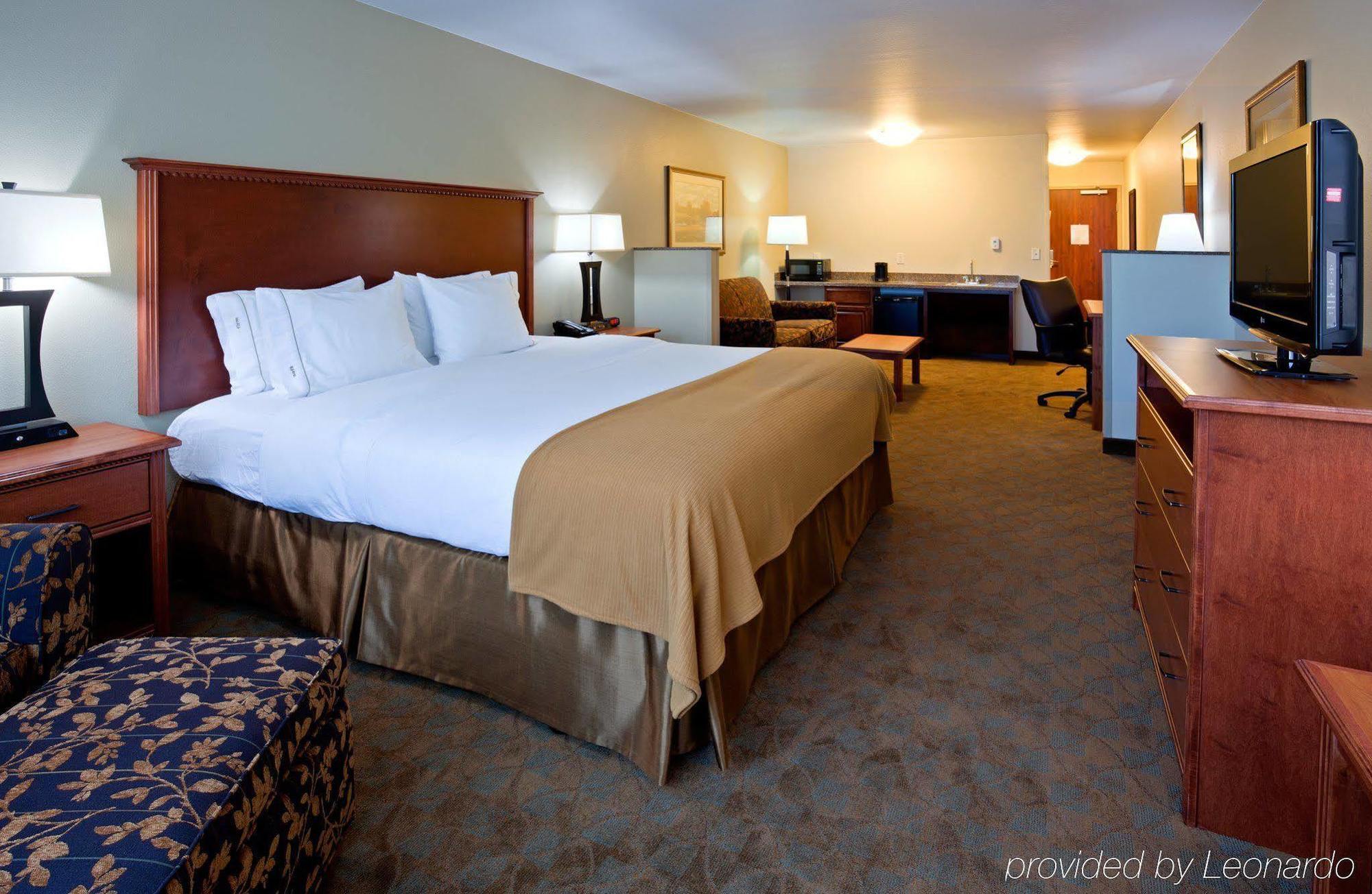 Holiday Inn Express & Suites - Mason City By Ihg Room photo