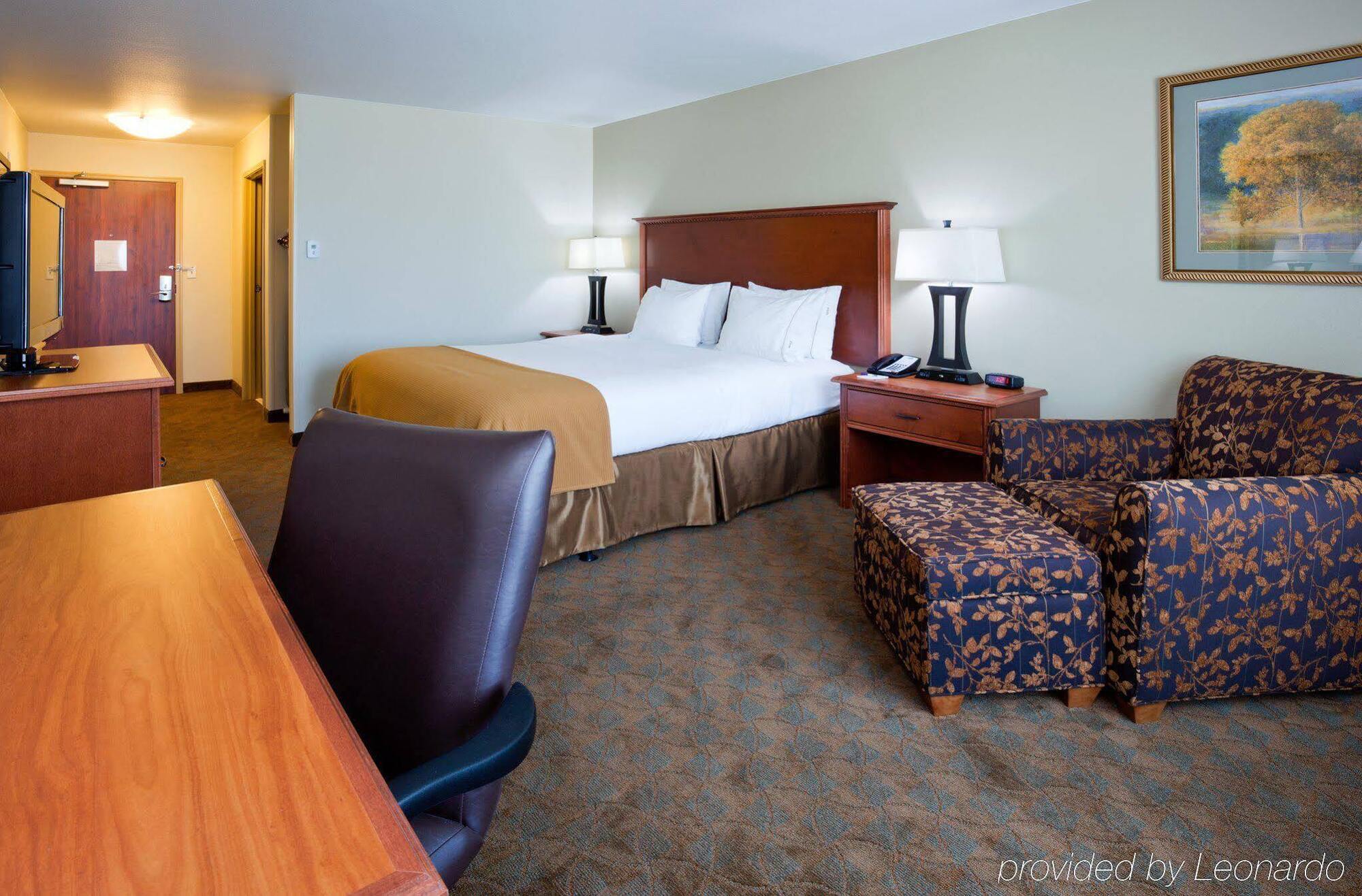 Holiday Inn Express & Suites - Mason City By Ihg Exterior photo